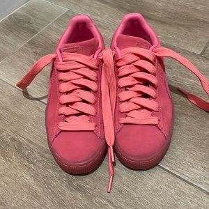 Size 4 kids suede salmon pumas excellent condition. Only wore once. No box